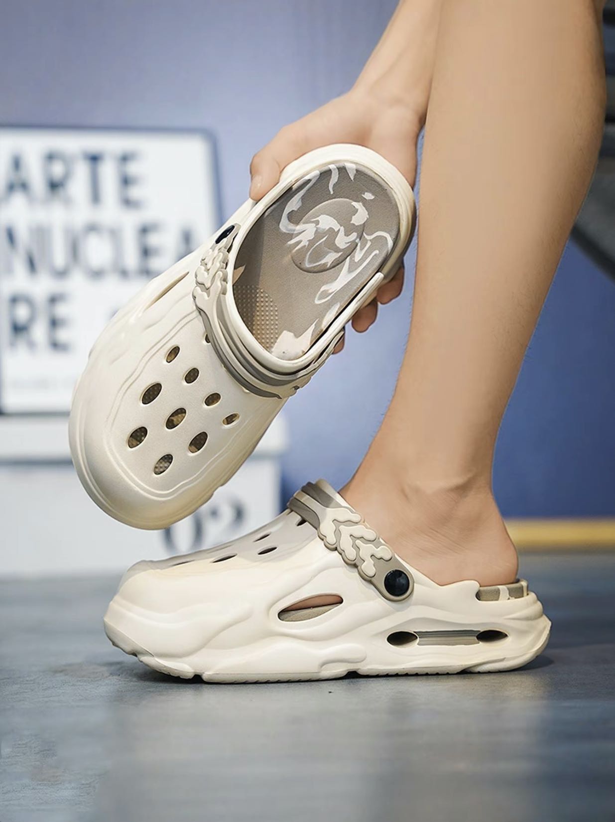 Men's colorblock hollow out design clogs