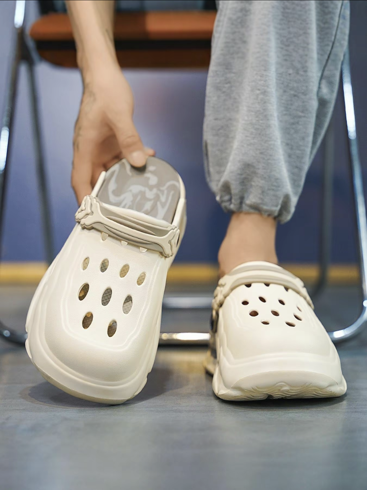 Men's colorblock hollow out design clogs