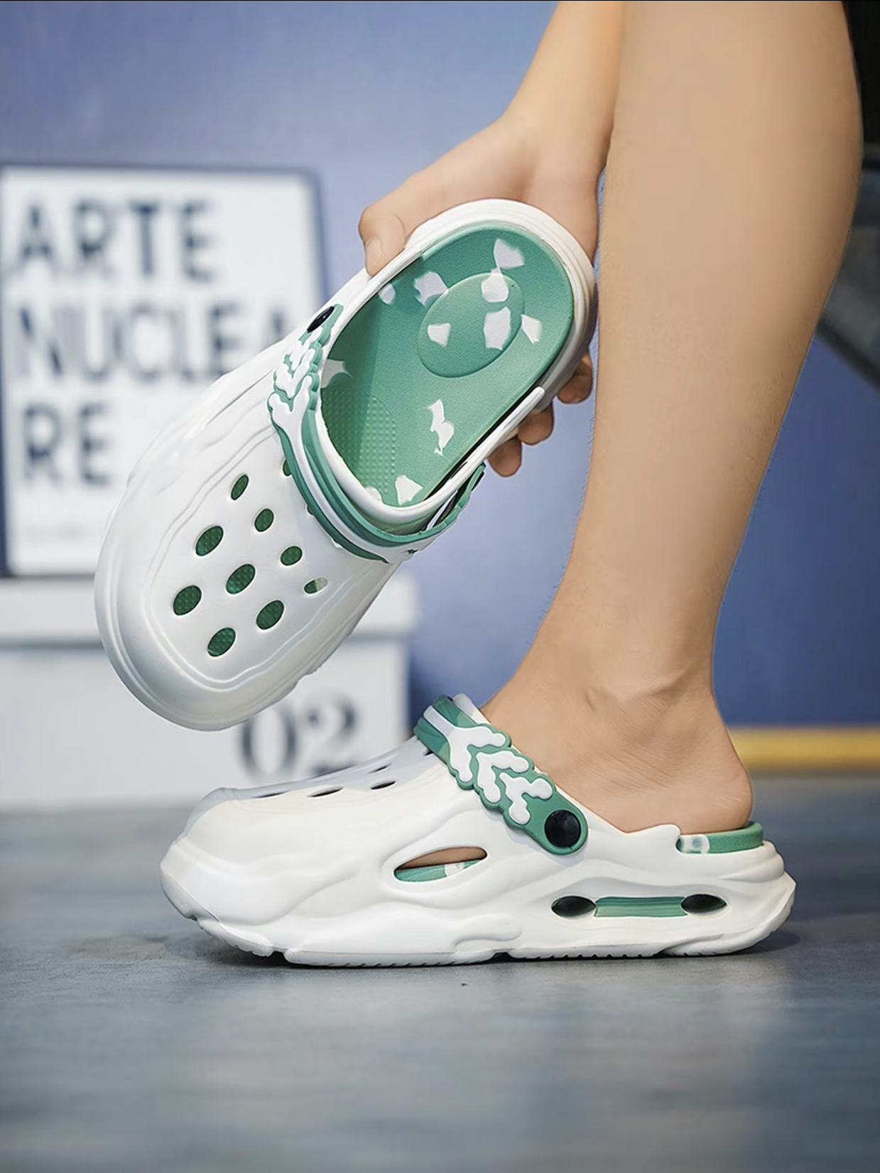 Men's colorblock hollow out design clogs