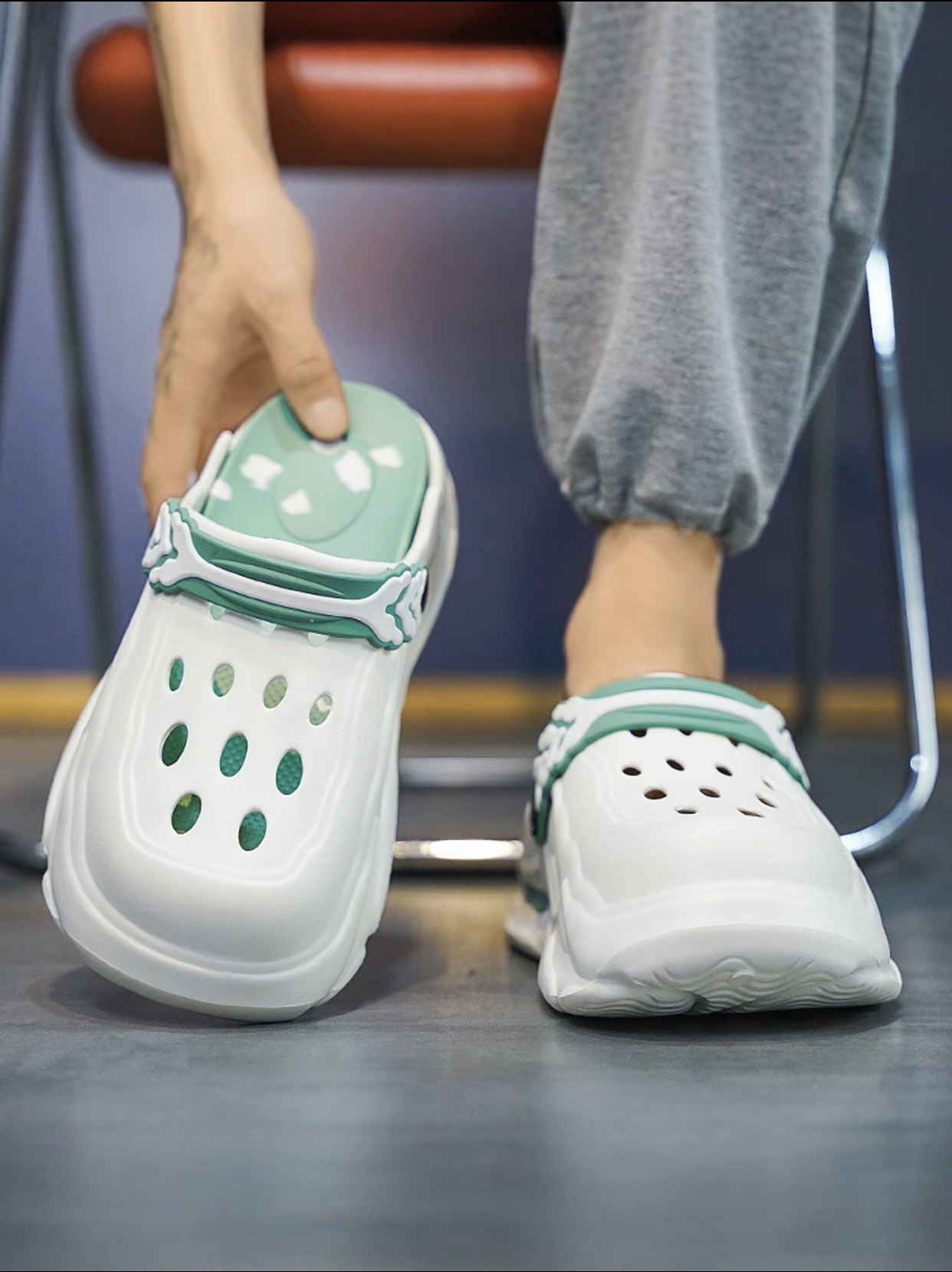 Men's colorblock hollow out design clogs