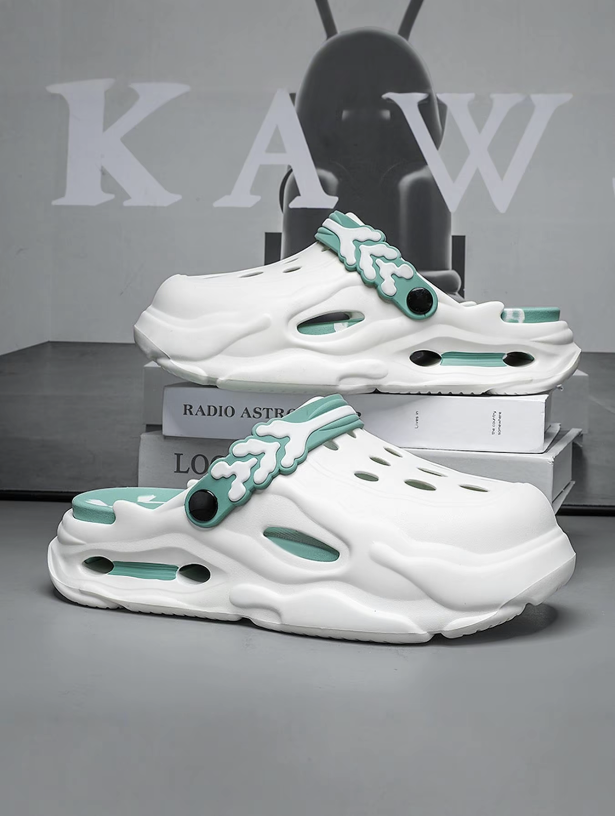 Men's colorblock hollow out design clogs