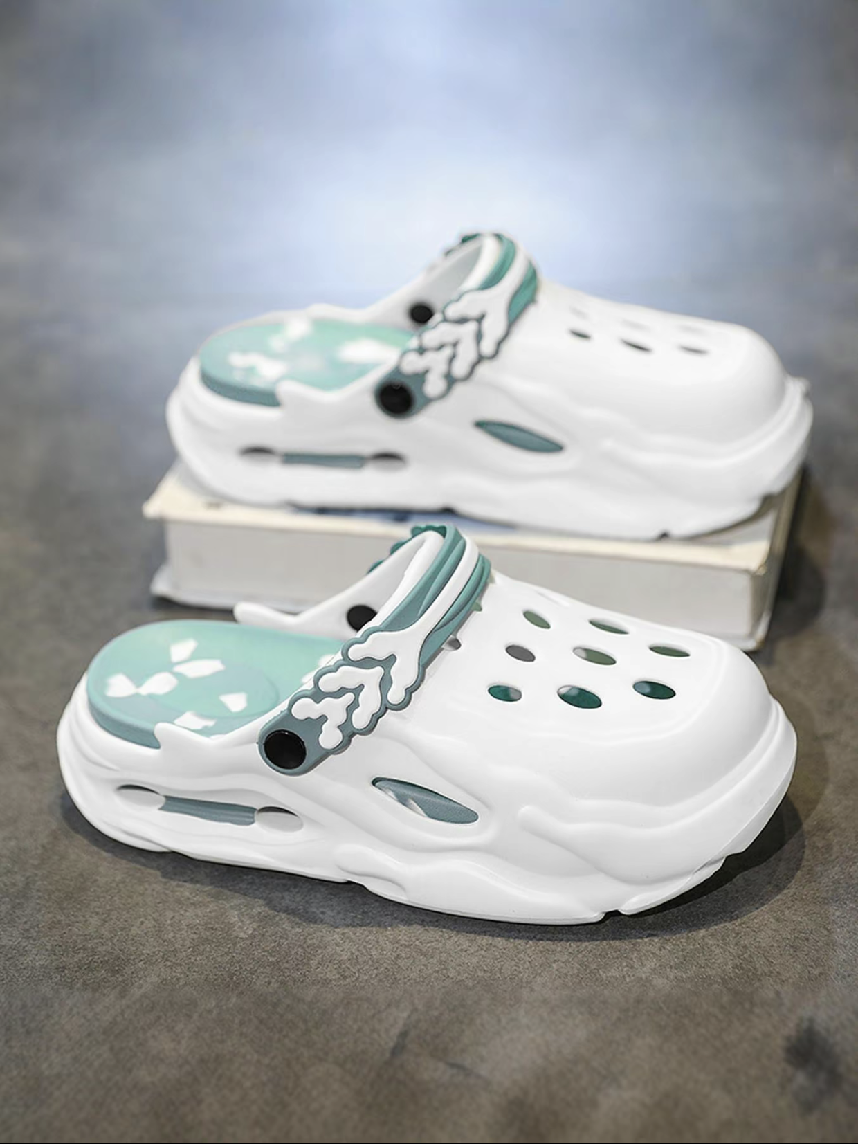 Men's colorblock hollow out design clogs