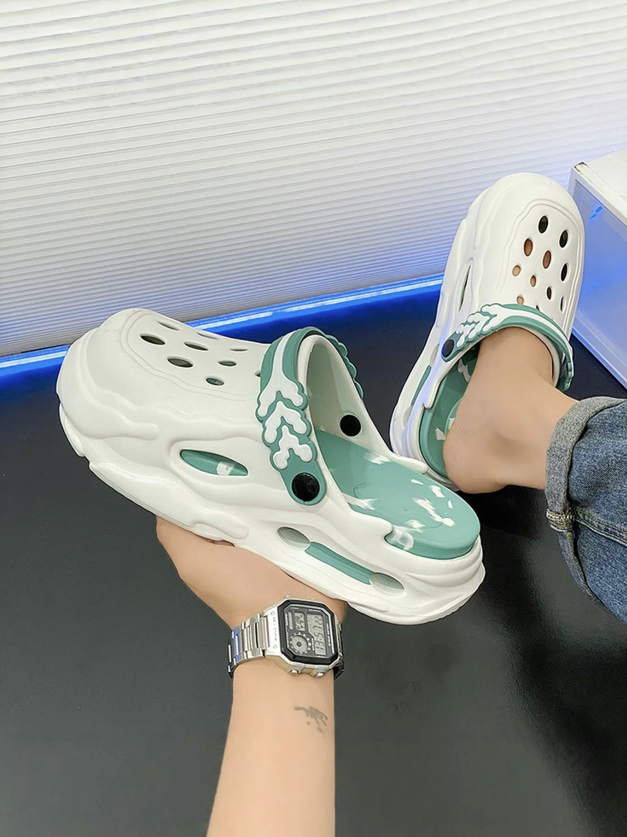 Men's colorblock hollow out design clogs