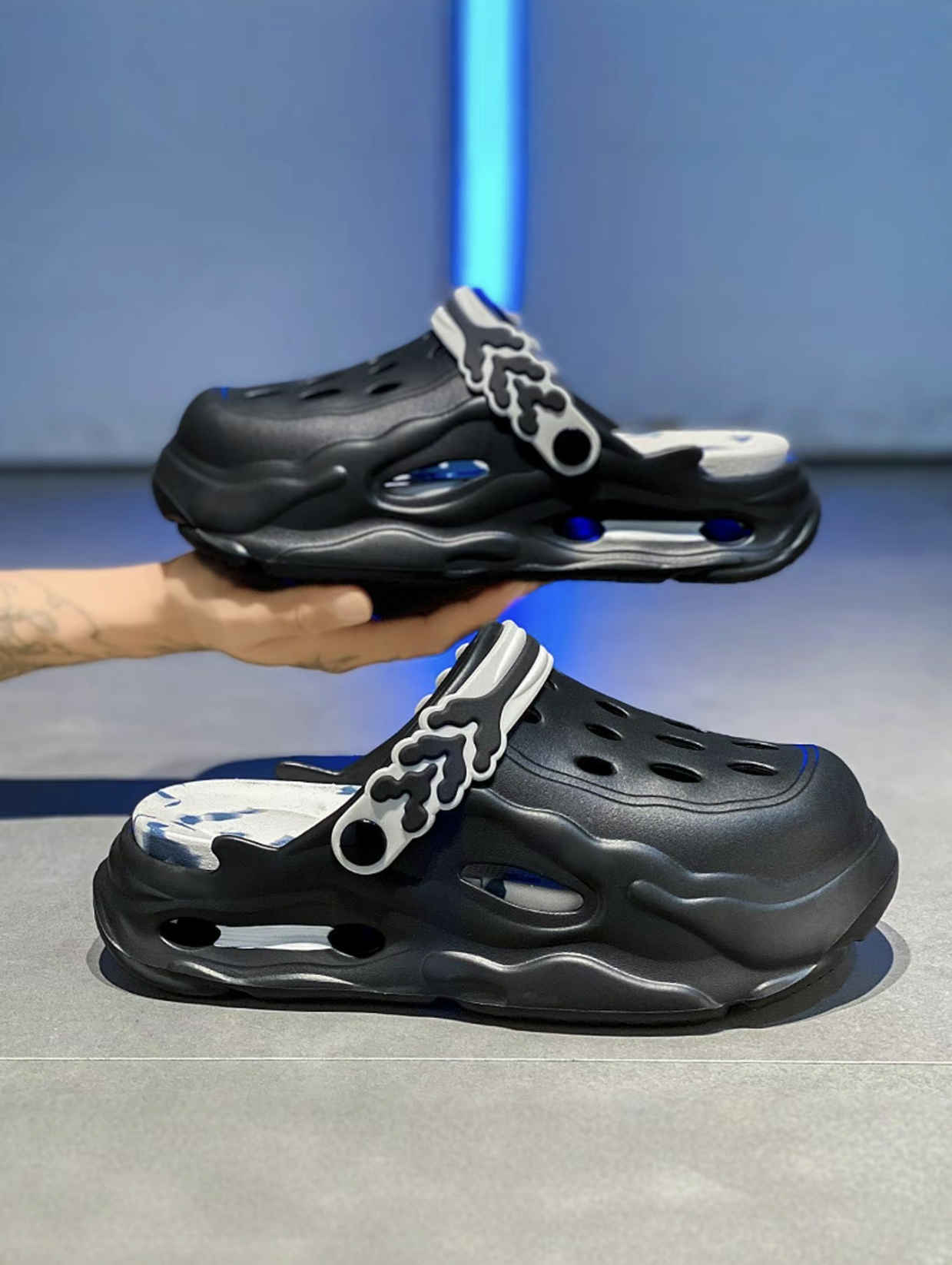 Men's colorblock hollow out design clogs