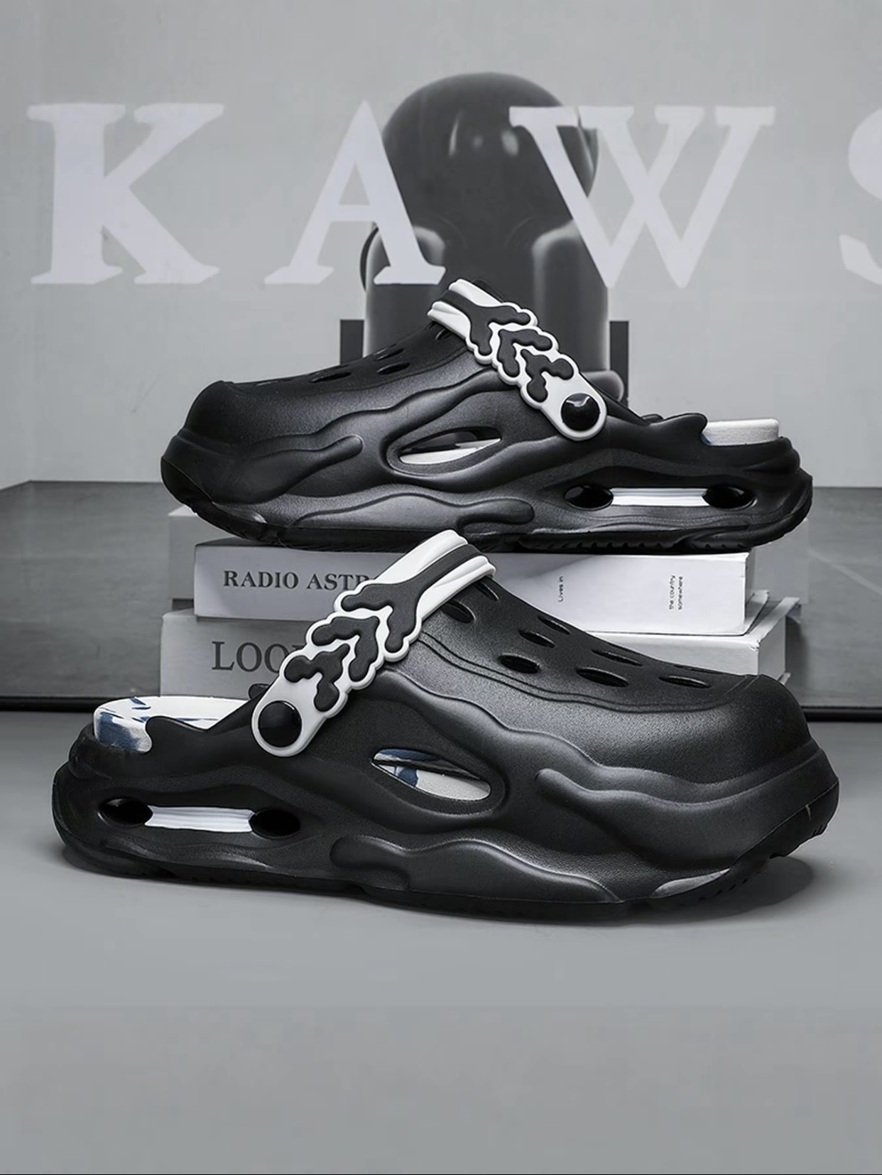 Men's colorblock hollow out design clogs